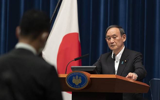 스가 요시히데 일본 총리가 7일 일본 도쿄에서 열린 기자회견에서 발언한 뒤 기자의 질문을 듣고 있다. /AP=뉴시스