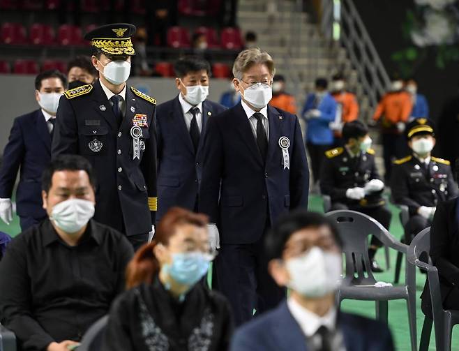 이재명 경기도지사가 이달 11일 경기도 용인시 용인실내체육관에서 열린 순직 소방공무원(故 신진규 소방교) 영결식에 참석하고 있다. / 사진제공=뉴시스