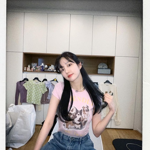 Actor Lee Yu-bi showed off his colorful charm.Lee Yu-bi released three photos on Instagram   on Thursday.In the photo, Yubi showed a lovely and clean casual look by matching Pink color T-shirts and jeans, and also had a pure atmosphere with a half-packed hairstyle.The netizens responded beautiful and like a high-ranking female protagonist.On the other hand, Yubi is appearing on cable channel SBS Plus Trend Records Season 3.