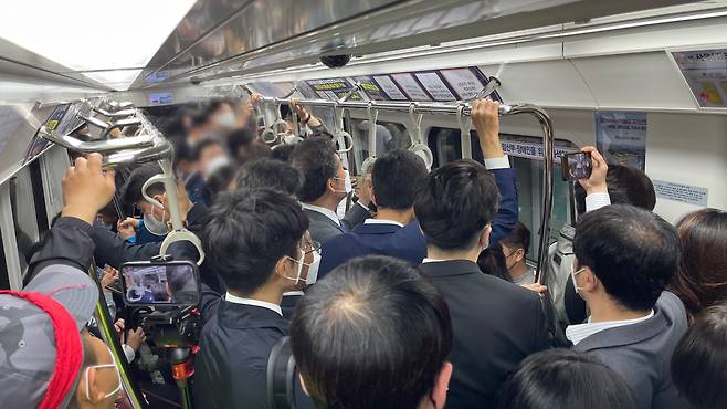 이낙연 더불어민주당 전 대표(가운데)가 17일 오전 출·퇴근시간대 극도로 혼잡한 경전철을 직접 경험해보는 김포골드라인 탑승 체험을 하고 있다. [이낙연 전 대표 측 제공]