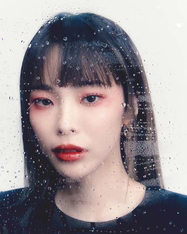 A new EP album cover Image from singer-songwriter Heize has been released.P NATION released album covers and Teaser Images of Heizes seventh EP HAPPEN sequentially on its official SNS on May 16.Inside the album cover, Heizes deep-eyed close-up shot is impressive.Heizes dreamy visuals, which blend with the brilliant sunshine, raise questions about the new concept.In addition, the Teaser Image, which was unveiled on the same day, featured Heize, wearing a dress with feathers added to the background of the red sky, and radiating a mysterious Aura.Heize overwhelms the gaze, creating a city-wide, sophisticated mood from various angles.In the previously released Teaser, Heize also attracted attention with his appearance beyond the glass with the droplets, and his colorful and lonely atmosphere surrounded by colorful flowers.HAPPEN, which melts various feelings and stories about love, is a new album released by Heize in about 11 months and is the first album released after joining Pine, who is headed by Psy last year.Producers Yu Gun-hyung, Tablo, Giri Boy, GLEAM, Han Yo-han, and featuring artists such as Gary, Changmo, Kim Pil and Ahn Ye-eun make the album look forward to high perfection.