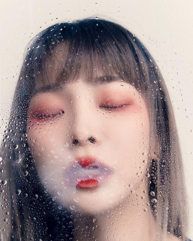 A new EP album cover Image from singer-songwriter Heize has been released.P NATION released album covers and Teaser Images of Heizes seventh EP HAPPEN sequentially on its official SNS on May 16.Inside the album cover, Heizes deep-eyed close-up shot is impressive.Heizes dreamy visuals, which blend with the brilliant sunshine, raise questions about the new concept.In addition, the Teaser Image, which was unveiled on the same day, featured Heize, wearing a dress with feathers added to the background of the red sky, and radiating a mysterious Aura.Heize overwhelms the gaze, creating a city-wide, sophisticated mood from various angles.In the previously released Teaser, Heize also attracted attention with his appearance beyond the glass with the droplets, and his colorful and lonely atmosphere surrounded by colorful flowers.HAPPEN, which melts various feelings and stories about love, is a new album released by Heize in about 11 months and is the first album released after joining Pine, who is headed by Psy last year.Producers Yu Gun-hyung, Tablo, Giri Boy, GLEAM, Han Yo-han, and featuring artists such as Gary, Changmo, Kim Pil and Ahn Ye-eun make the album look forward to high perfection.