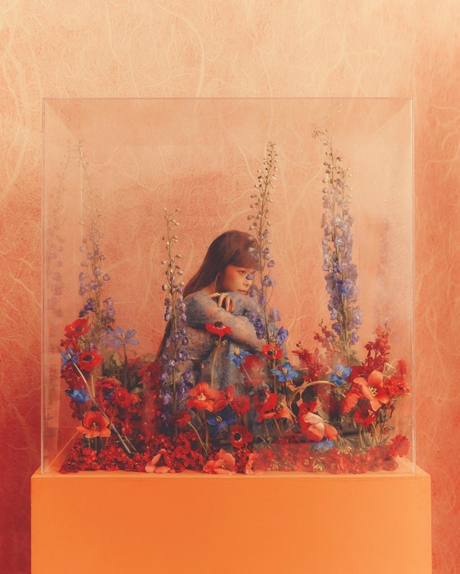 A new EP album cover Image from singer-songwriter Heize has been released.P NATION released album covers and Teaser Images of Heizes seventh EP HAPPEN sequentially on its official SNS on May 16.Inside the album cover, Heizes deep-eyed close-up shot is impressive.Heizes dreamy visuals, which blend with the brilliant sunshine, raise questions about the new concept.In addition, the Teaser Image, which was unveiled on the same day, featured Heize, wearing a dress with feathers added to the background of the red sky, and radiating a mysterious Aura.Heize overwhelms the gaze, creating a city-wide, sophisticated mood from various angles.In the previously released Teaser, Heize also attracted attention with his appearance beyond the glass with the droplets, and his colorful and lonely atmosphere surrounded by colorful flowers.HAPPEN, which melts various feelings and stories about love, is a new album released by Heize in about 11 months and is the first album released after joining Pine, who is headed by Psy last year.Producers Yu Gun-hyung, Tablo, Giri Boy, GLEAM, Han Yo-han, and featuring artists such as Gary, Changmo, Kim Pil and Ahn Ye-eun make the album look forward to high perfection.