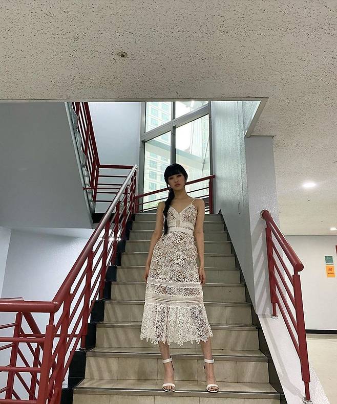 Group OH MY GIRL Mimi has unveiled its alluring beauty.On May 17, Mimi posted several photos on her instagram with an article entitled Would you like to run this week?Mimi, wearing a sleeveless one piece in the public photo, boasts an elegant atmosphere.Mimis charming visuals and youthful charms catch the eye.The netizens who watched the photos responded that they were too beautiful, daily picture, cute and attractive jackpot.Mimi, who made his debut with OH MY GIRL mini album OH MY GIRL in 2015, was loved by his solid ability and extraordinary presence.Mimi appealed for dizziness and vomiting, and she did not attend the media showcase of OH MY GIRLs eighth mini album Dear OHMYGIRL held on May 10, but later released a healthy appearance through SNS.On the other hand, Mimis group OH MY GIRL is actively performing with the title song Dun Dun Dance after the release of the mini 8th album Dear OHMYGIRL.