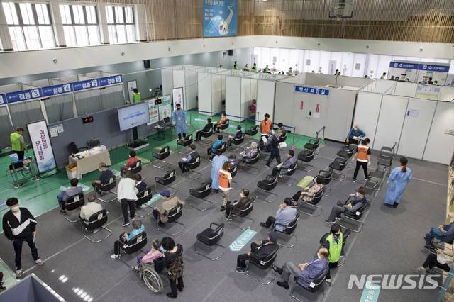 [서울=뉴시스]김명원 기자 = 지난 14일 서울 서대문구 예방접종센터에서 어르신들이 코로나19 백신 접종을 받은 뒤 대기하고 있다. (공동취재사진) 2021.05.14. photo@newsis.com