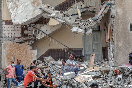 가자지구의 팔레스타인 민간 구조대원들이 16일(현지시간) 이스라엘군의 공습으로 파괴된 건물 잔해에서 생존자 수색활동을 벌이다 잠시 대기하고 있다. 가자=EPA연합뉴스