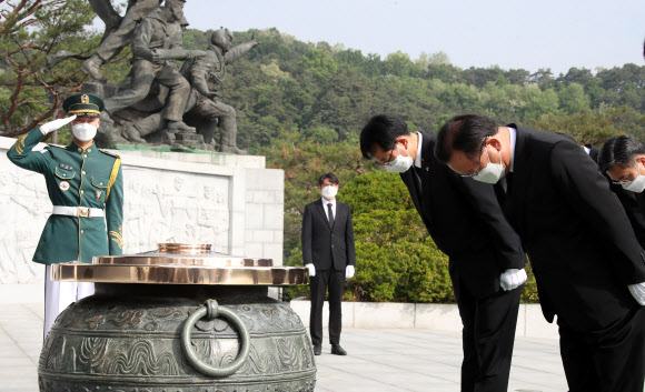 김부겸, 전직 대통령 묘역 모두 찾아가 참배  - 김부겸(오른쪽) 신임 국무총리가 지난 15일 국립서울현충원을 찾아 현충탑을 참배하고 있다. 김 총리는 이날 김대중·이승만·박정희·김영삼 전 대통령 등 전직 대통령 묘역을 차례로 모두 찾아 참배하면서 ‘국민 통합’을 강조하는 행보를 보였다.연합뉴스