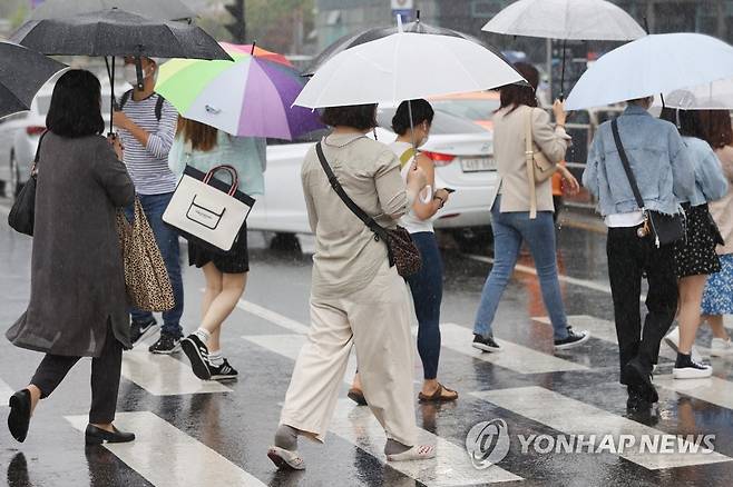 일요일도, 월요일도 쉴 새 없이 쏟아지는 비 많은 비가 내린 지난 16일 오전 서울 서초구 고속터미널역 인근에서 우산을 쓴 시민들이 발걸음을 옮기고 있다. [연합뉴스 자료사진]