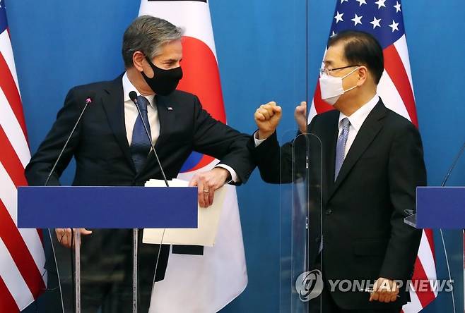 인사하는 정의용 장관과 블링컨 장관 정의용 외교부 장관과 토니 블링컨 미국 국무장관이 2021년 3월 18일 서울 종로구 외교부 청사에서 한·미 외교·국방 장관회의 리셉션 공동기자회견을 마친 뒤 인사하고 있다. [사진공동취재단]