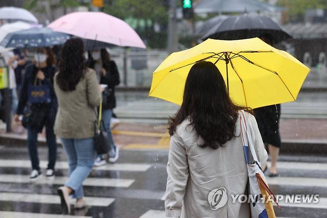 비 내리는 거리 [연합뉴스 자료사진]