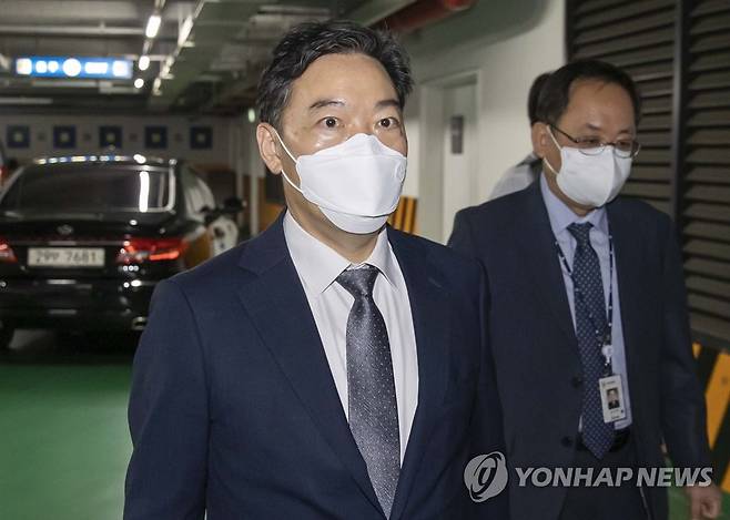 출근하는 김오수 후보자 (서울=연합뉴스) 윤동진 기자 = 김오수 검찰총장 후보자가 17일 오전 인사청문회 준비 사무실이 마련된 서울고등검찰청으로 출근하고 있다. mon@yna.co.kr