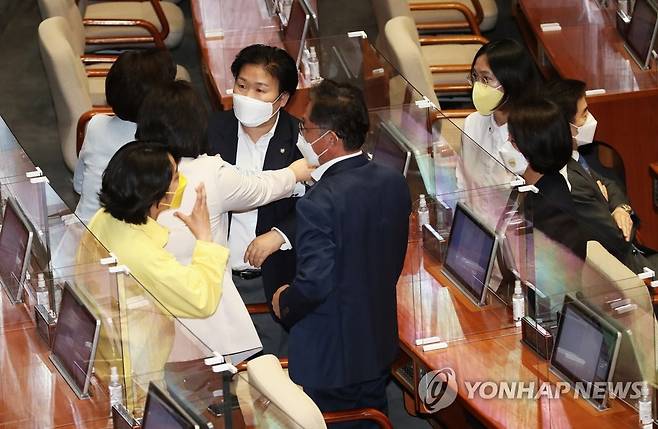 정의당에 항의하는 민주당 문정복 지난  13일 국회 본회의에서 김부겸 국무총리 후보자 임명동의안 표결을 앞두고 더불어민주당 문정복 의원(가운데)이 정의당 배진교 원내대표의 의사진행발언에 대해 항의하자 정의당 의원들이 모여들고 있다.  [연합뉴스 자료사진]