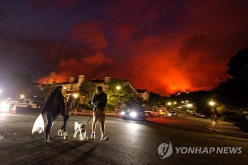 미국 캘리포니아주 로스앤젤레스 산불 주민들이 긴급 대피하고 있다. [AP=연합뉴스]