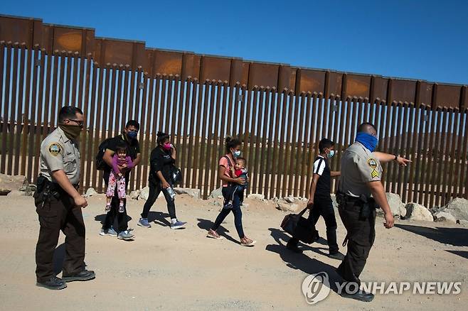 애리조나주 유마의 미국 국경 당국에 자수한 불법 이민자들. [AFP=연합뉴스 자료사진]