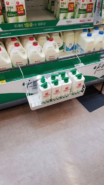 우유와 함께 판매하는 서울우유 바디워시.(사진=SNS)