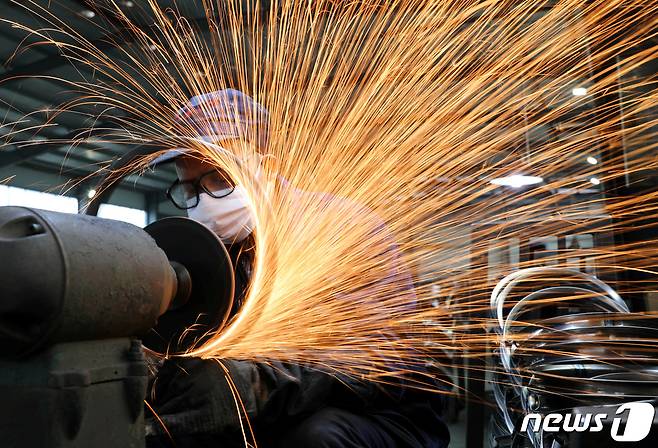 중국 저장성 항저우의 제철소에서 한 노동자가 근무하고 있다.© 로이터=뉴스1
