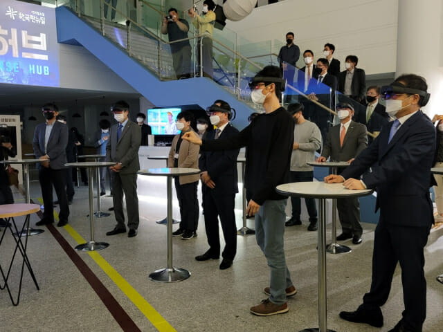 메타버스 허브 현판식에서 VR을 통해 현장 조감도를 둘러보는 시간이 진행됐다.