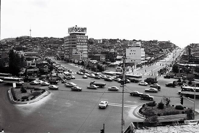 1970년대 서울 공덕동 로터리. 왼쪽 11시 방향으로 난 길이 만리재길이다. 서울시정 사진 아카이브