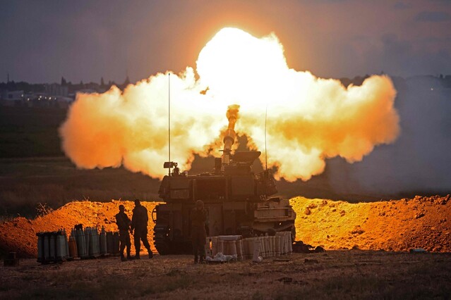 17일(현지시각) 이스라엘군이 가자지구를 향해 155㎜ 야포를 쏘고 있다. 이스라엘/AFP 연합뉴스