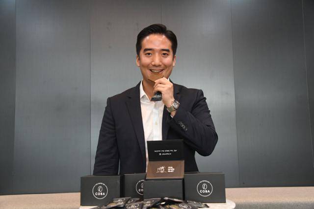 김동주 코바코리아 대표가 세계 최초로 개발한 씹어 먹을 수 있는 고체 커피 '코바'를 먹고 있다. 고영권 기자