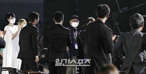 이준익 감독이 13일 오후 경기 고양시 일산 킨텍스에서 열린 '제57회 백상예술대상'에 참석했다. TV·영화·연극을 아우르는 국내 유일무이 종합예술시상식인 '57회 백상예술대상'은 지난해에 이어 코로나19 상황을 감안해 무관중으로 진행됐다. 고양=특별취재반 2021.05.13