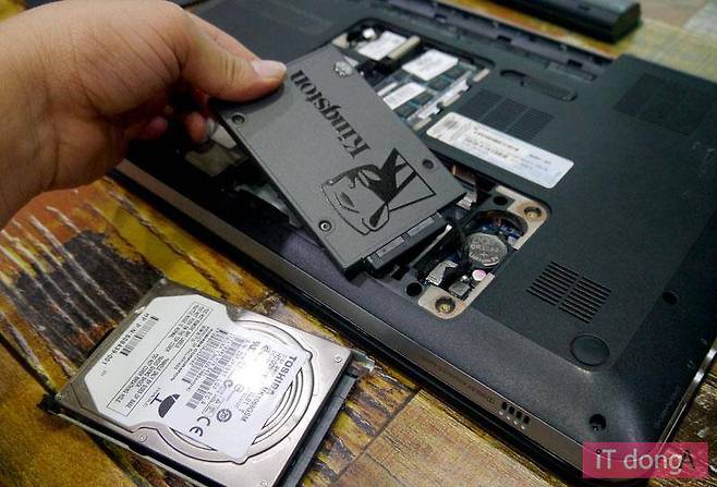 2.5 인치 규격 SSD를 노트북에 탑재하는 모습