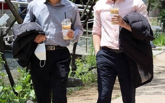 서울 중구 청계천에서 겉옷을 손에 든 직장인들이 산책하고 있다. 연합뉴스