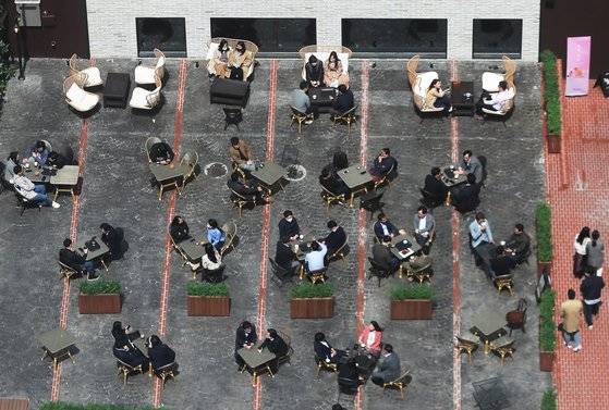 서울 중구 청계천 인근 커피숍 야외 테라스에서 점심을 마친 직장인들이 커피를 마시고 있다. 연합뉴스