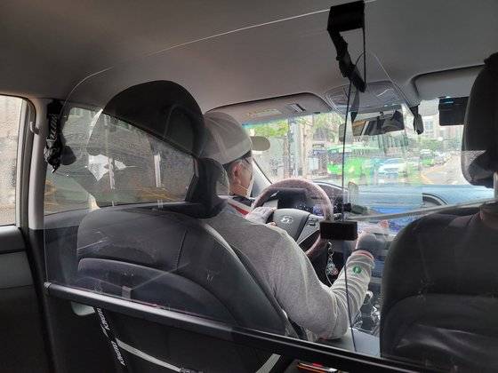 택시 내부에 약 20만원을 들여 보호격벽을 설치한 개인택시 기사 이모씨. 여성국 기자