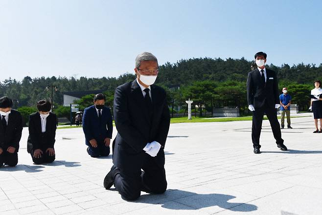 김종인 국민의힘 비상대책위원장이 지난해 8월 광주 북구 국립 5·18 민주묘지에서 무릎을 꿇고 참배하고 있다. | 연합뉴스
