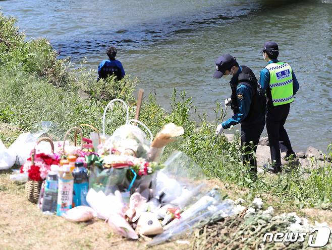 서울 서초구 반포한강공원 수상택시 승강장 인근에서 경찰이 고(故) 손정민씨 친구의 휴대폰 수색 작업을 하고 있다. /사진=뉴스1