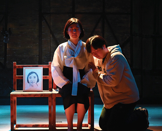 부처님오신날인 19일 서울 조계사에서 공연하는 연극 ‘뚜껑 없는 열차’의 한 장면.  조계종 제공