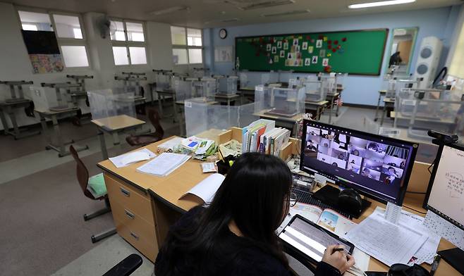 서울 노원구 용원초등학교에서 한 교사가 교실에서 원격수업을 하고 있는 모습. [연합]