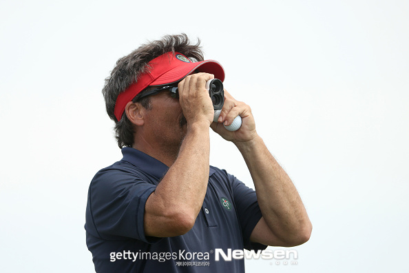 PGA 챔피언십 연습라운드에서 거리측정기를 사용하는 모습.