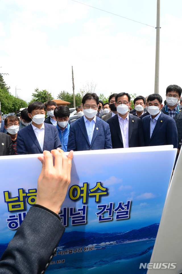 [남해=뉴시스]차용현 기자 = 18일 오후 경남 남해군과 전남 여수시를 연결하는 해저터널 예정지인 남해군 서면을 방문한 김경수 경남지사가 장충남 남해군수로부터 사업과 관련한 브리핑을 듣고 있다. 2021.05.18.con@newsis.com