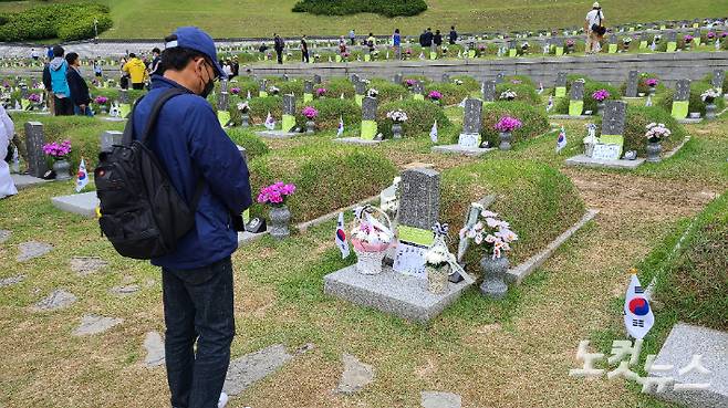 18일  광주 5·18민주묘지에서 한 시민이 참배를 하고 있다. 김한영 기자