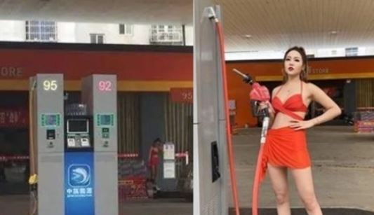 비키니를 입은 여성이 주유를 해주는 중국의 주유소. 환치우왕 캡처