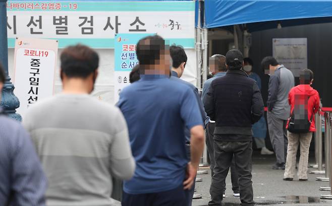 18일 서울역 임시선별검사소에서 코로나19 검사를 받기 위해 시민들이 차례를 기다고 있다. ⓒ연합뉴스