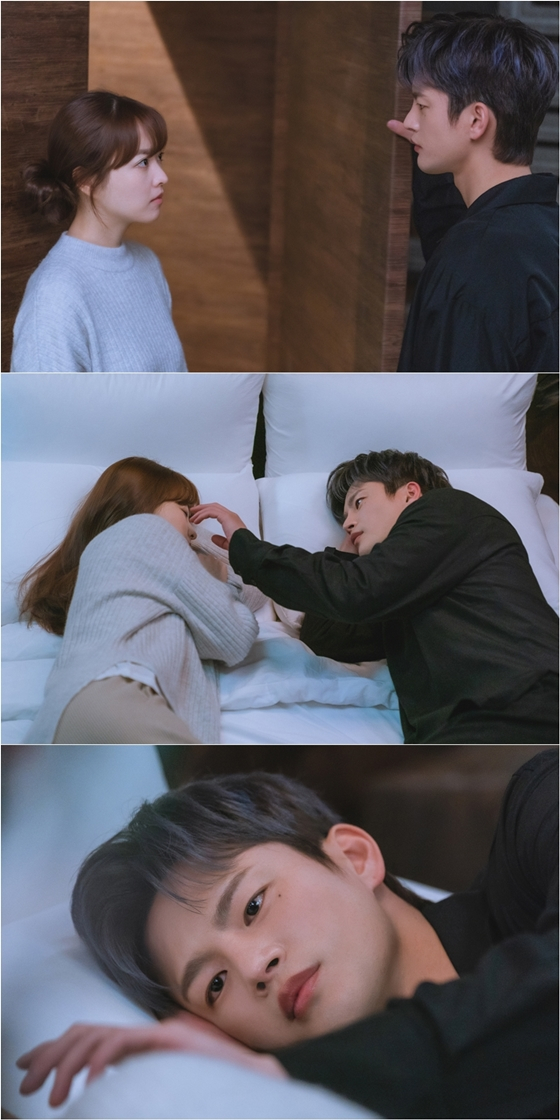 tvN '어느 날 우리 집 현관으로 멸망이 들어왔다'에서 박보영, 서인국의 동침 장면이 공개됐다./사진제공=tvN '어느 날 우리 집 현관으로 멸망이 들어왔다'