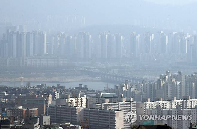 서울 남산에서 내려다 본 아파트 단지 등 모습 [연합뉴스 자료사진]