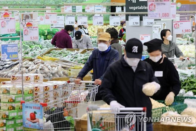 농축산물 물가 당분간 강세 가능성 (서울=연합뉴스) 윤동진 기자 = 사진은 지난 4일 하나로마트 양재점 채소 코너에서 장 보는 시민들. 2021.5.4 mon@yna.co.kr