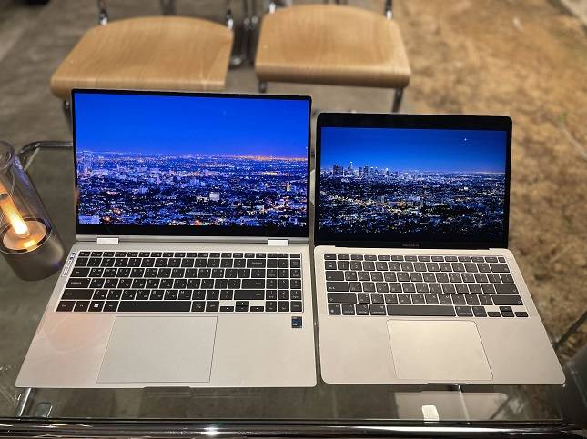 왼쪽이 갤럭시북 프로 360, 오른쪽이 맥북 에어. 크기만 다를 뿐 디자인은 유사하다./사진=백유진 기자 byj@