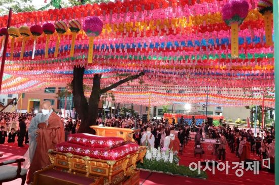 19일 오전 서울 종로구 조계사에서 불기 2565년 부처님오신날 봉축법요식이 열리고 있다./김현민 기자 kimhyun81@