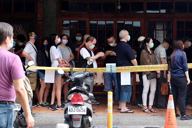 18일 대만 타이베이 완화 지역의 주민들이 코로나 백신을 접종받기 위해 줄지어 서 있다.  /AFP 연합뉴스