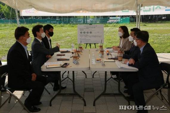 김성환-박정-이소영 더불어민주당 국회의원 18일 오후 과천시장 임시 천막집무실 방문. 사진제공=과천시