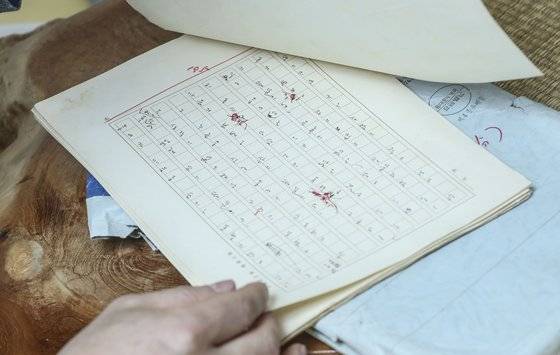 덕조 스님이 법정 스님이 직접 쓴 원고지를 보여주고 있다. 1986년 당시 송광사 수련교재로 쓰인 글이다.