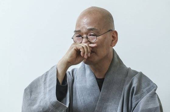 인터뷰를 하다가 덕조 스님이 은사인 법정 스님이 이야기를 하다가 말문을 잃고 먹먹해하고 있다.