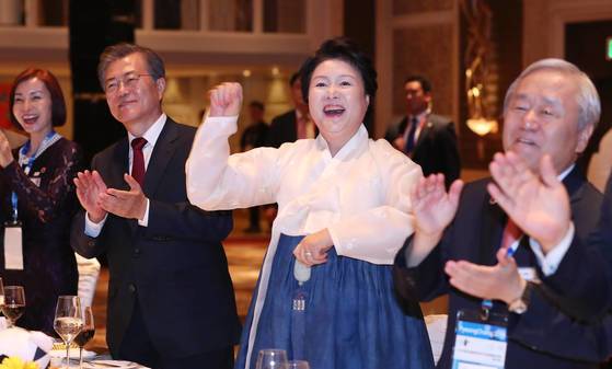 2017년 11월 김정숙 여사가 필리핀 마카티 샹그릴라 호텔에서 열린 동포간담회에서 필리핀 현지 활동 개그맨이자 평창홍보대사로 위촉된 라이언방이 강남스타일을 개사해 평창 스타일을 부르자 흥이 난 김정숙 여사가 말춤을 따라 해보고 있다. 연합뉴스