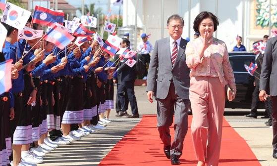2019년 라오스 국빈 방문 일정을 마친 문재인 대통령과 부인 김정숙 여사가 비엔티안 와타이 국제공항에서 전용기에 오르기 전 환송객들에게 손을 흔들어 인사하고 있다. 청와대사진기자단