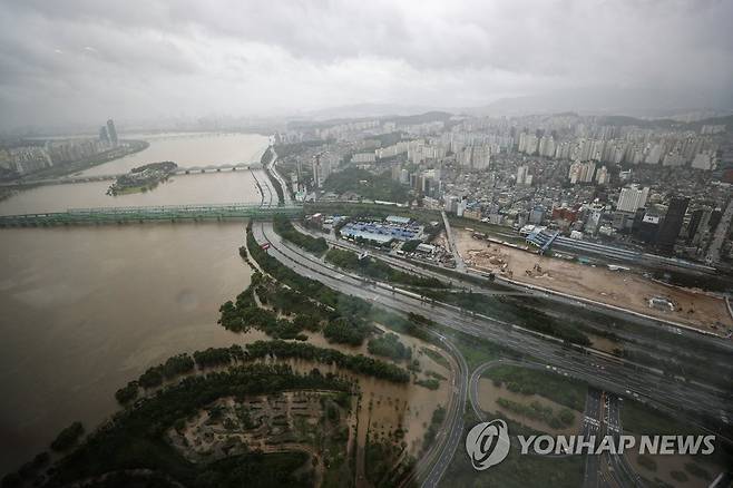 통제된 올림픽대로와 흙탕물 한강 (서울=연합뉴스) 임화영 기자 = 집중호우가 쏟아지며 한강 수위가 높아진 9일 오후 서울 영등포구 63스퀘어에서 바라본 통제된 올림픽대로와 흙탕물로 변한 한강. 2020.8.9 hwayoung7@yna.co.kr